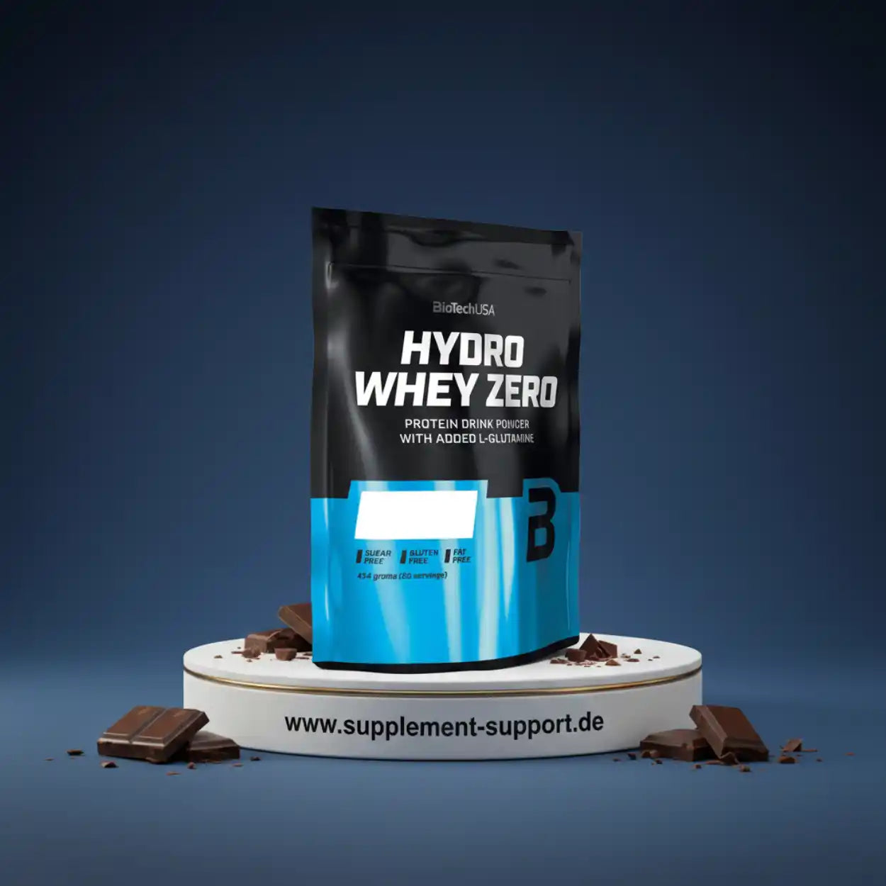 Hydro Whey Zero Proteinpulver von BioTechUSA, zuckerfrei, glutenfrei, mit L-Glutamin, auf Podest mit Schokolade